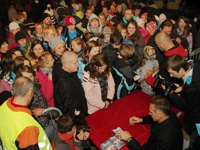 Obrazem: Fanoušci Dominika Haška zaplnili vrchlabský zimák