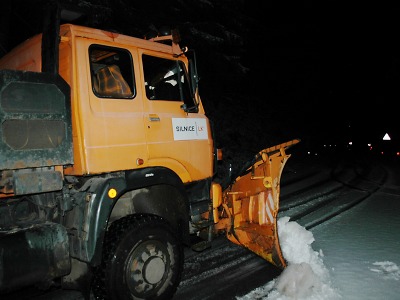 První výjezd zimní údržby komplikovala vichřice a popadané stromy