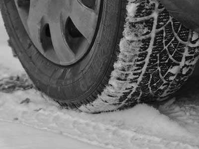Na silnicích jsou zbytky zledovatělého sněhu, motoristé by měli být opatrní
