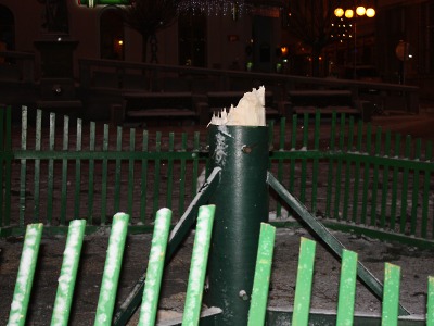 Od sousedů: Noční vichřice zlomila vánoční strom na jabloneckém náměstí