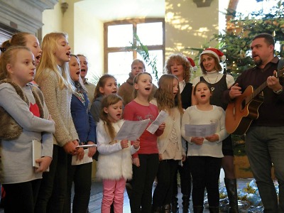Obrazem: Společné zpívání koled na vrchlabském zámku