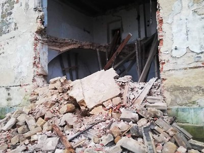 V areálu zámku Zákupy spadla zeď budovy, která čekala na svou obnovu