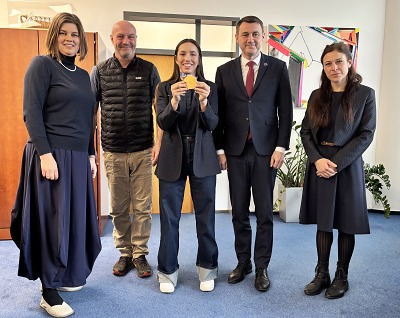 Hejtman ocenil olympijskou vítězku, předal jí zlatý hejtmanský dukát