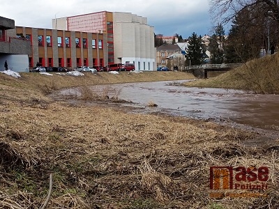 Déšť a tání sněhu zvýšily hladinu Olešky i Jizery v Semilech