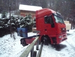 Nehoda kamionu se dřevem ve Stromkovicích u Jablonce nad Jizerou.