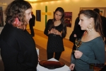 Vernisáž výstavy Malíři Pojizeří, Kateřina Jínová (vlevo) hovoří s dalšími účastníky 