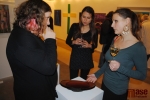 Vernisáž výstavy Malíři Pojizeří, Kateřina Jínová (vlevo) hovoří s dalšími účastníky