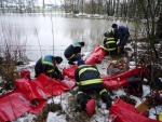 Nafta pronikla do rybníku ve Studenci, hasiči zabránili dalšímu šíření