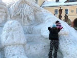Náměstí v Jilemnici stráží sněhový Krakonoš