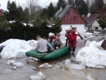 V Dolní Sytové zachraňovali obyvatele zaplavených domů hasiči