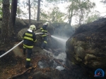 Požár v nepřístupném terénu v lese u Mírové pod Kozákovem
