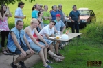 V Mříčné chodí na fotbal fanoušci i fanynky a někteří si sedají na nezvyklá místa kolem hřiště