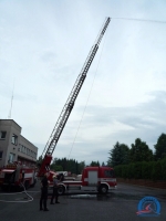 Cvičení hasičů v Turnově na vysutém žebříku