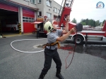 Cvičení hasičů v Turnově na vysutém žebříku