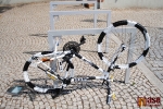 Umělecky vyvedená jízdní kola u stojanů na Riegrově náměstí v Semilech