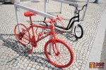 Umělecky vyvedená jízdní kola u stojanů na Riegrově náměstí v Semilech
