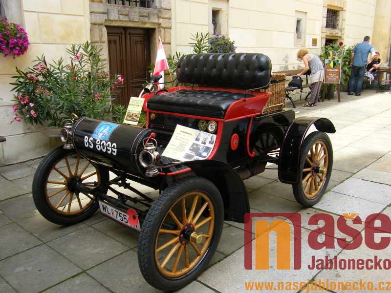 Sraz veteránů na nádvoří zámku Hrubý Rohozec<br />Autor: Eva Moravcová