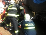 Ve Rváčově u Lomnice nad Popelkou uvěznil řidiče převrácený traktor