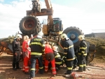 Ve Rváčově u Lomnice nad Popelkou uvěznil řidiče převrácený traktor