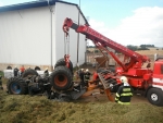 Aktualizováno: Ve Rváčově u Lomnice uvěznil řidiče převrácený traktor