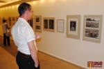 Vernisáž výstavy v Pojizerské galerii pod názvem Semilský fotoklub: Pět zlatých sezón. David Chlum kontroluje, které jeho fotografie muzeum vybralo