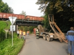 Nákladní auto narazilo v Semilech do železničního mostu