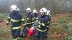 Prověřovací cvičení hasičů na Turnovsku, ve kterém měl muže zavalit strom