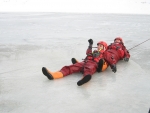 FOTO: Hasiči museli do ledové vody
