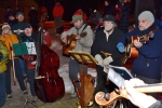 Zpívání u vánočního stromu v Lánově