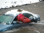 Sníh způsobil potíže na silnicích, v Semilech dokonce plavalo auto v řece