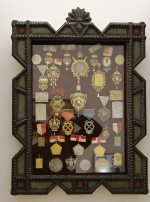 Výstava medailí, cen a archiválií připomínajících Bohumila Hanče a Václava Vrbatu v Krkonošském muzeu v Jilemnici