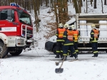 Turnovští hasiči pomáhali dostat dodávku z příkopu