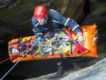 Hasiči, záchranáři a policisté nacvičovali záchranu osob ve skalách