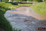 Rozbahněná řeka Oleška v Semilech v sobotu odpoledne