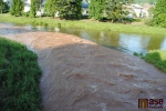 Rozbahněná řeka Oleška v Semilech v sobotu odpoledne