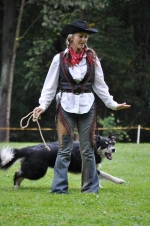 Den psích sportů v Rudníku - semilská Monika Rezlerová s Keysi při ukázce dogdancingu