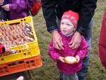 Posvícenský koláč 2013 - nejmladší děti si po závodě pochutnávaly na koláčích