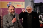 Oceněný Aleš Jaluška skromě komentuje řeč reportéra Josefa Klímy