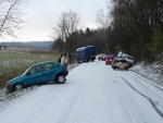 Silnice mezi Jenišovicemi a Frýdštejnem, kde na namrzlé vozovce uvízla řada aut
