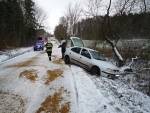 Sníh na silnicích potrápil řidiče, pod Frýdštejnem uvízlo deset aut