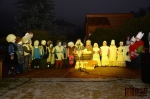Rozsvícení vánočního stromu před základní školou v Koberovech