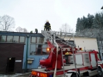 Požár zachvátil v Kundraticích firemní halu, při zásahu se zranil hasič