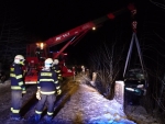 Zásah hasičů v Rybnici na Semilsku, kde vozidlo spadlo srázem k řece