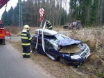 Silvestrovská nehoda osobního auta s traktorem ve Lhotě na Semilsku