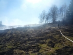 Požár suché trávy ve Smržovce