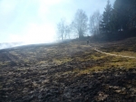 Požár suché trávy ve Smržovce