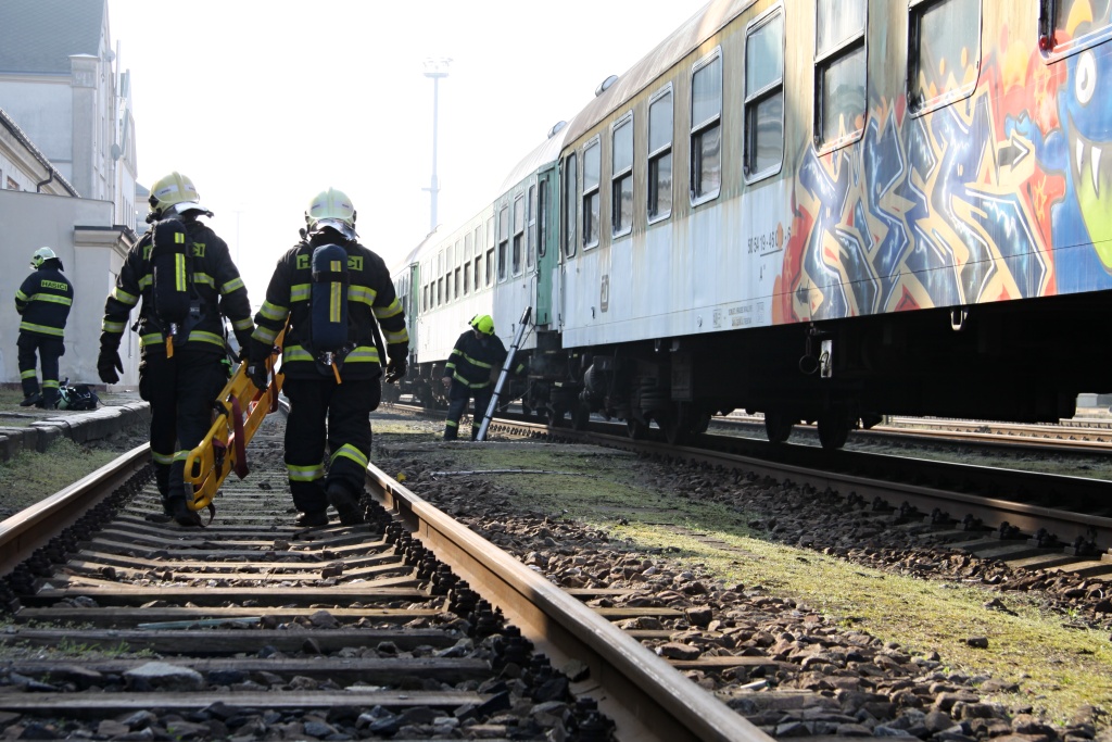 Nácvik záchrany osob z hořícího vlaku libereckých hasičů<br />Autor: HZS Libereckého kraje, Zdenka Štrauchová