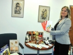 Krajská radní Ivana Hujerová s katalogem regionálních výrobků