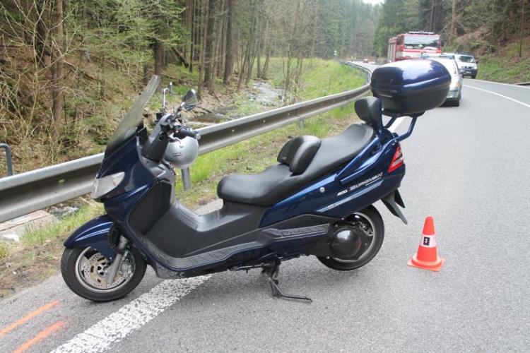 Dvě dopravní nehody motocyklistů na silnici mezi Železným Brodem a Loužnicí
