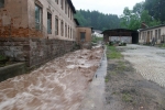 Rozvodněný Kundratický potok zaplavil firmu v Košťálově